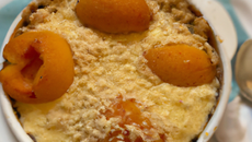Crumble d'abricot à la crème pâtissière