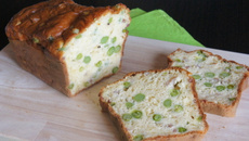 Cake aux petits pois frais, lardons et comté
