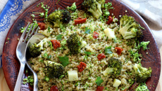 Salade de quinoa, semoule de brocolis et brocolis rôti au cumin