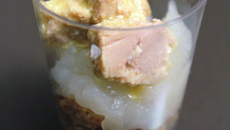 Verrine chic, crumble de noisette compotée de poires et dés de foie gras
