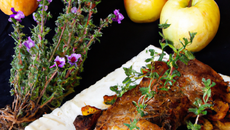 Carré d'agneau rôti à la fleur de thym, pommes fondantes