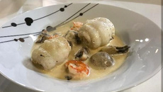 Médaillons de sole, sauce à la crème, crevettes et champignons