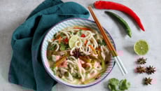 Soupe thaï au poulet, lait de coco et udon