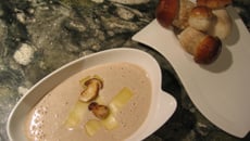 Velouté de cèpes et croquants de parmesan