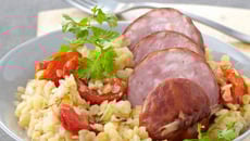 Saucisse de morteau et lentilles corail aux tomates confites