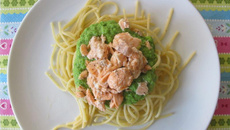 Spaghettis au saumon et crème de petits pois-menthe