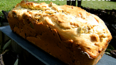 Cake ricotta, olives vertes et pignons