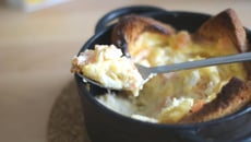 Faux œufs cocotte au saumon fumé, St Môret® et pain Harrys grillé