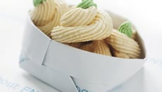 Meringuettes et chantilly à la pistache