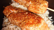 Brochettes de saumon, miel & sésame