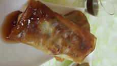 Cigares de poivron vert au reblochon et à la tomme, sauce caramel au vinaigre balsamique