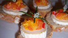 Bruschetta de chèvre et confiture de poivron