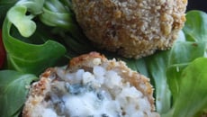 Boulettes de riz au roquefort et bacon en croûte de noix