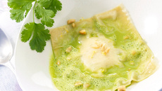 Raviole de Tartare® Oignon rouge & Coriandre, bouillon vert