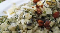 Risotto aillé aux champignons, chénopodes, noisettes et parmesan