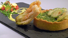 Sablé au caviar de courgette, fleurs en coulis et en tempura, petite salade croquante