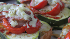 Tartines toastées de tomates et courgettes au fromage de chèvre