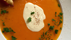 Velouté au Cottagecheese de butternut au foie gras