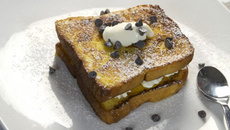 Pain perdu en croque-monsieur Harrys, mangue, cannelle au St Môret®