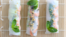 Rouleaux de printemps aux crevettes et sauce citronnée