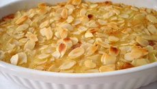 Poires rôties aux amandes, sauce caramel au beurre et à la vanille