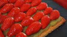 Tarte gariguettes sur sablé breton et compotée de rhubarbe épicée