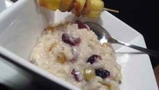 Risotto au lait de coco, raisins, canneberges et gingembre