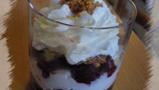 Crumble aux cerises et son écume de vanille