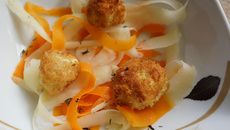 Salade tiède de carottes et panais en tagliatelles, cromesquis de petit fromage de vache au thym