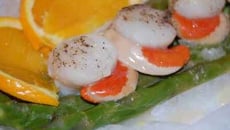 Papillote d'asperges vertes et noix de Saint-Jacques