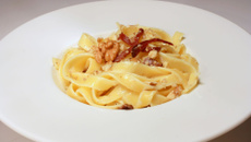 Tagliatelles à la crème de bleu, noix & magret séché