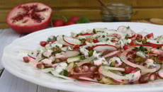 Salade de fenouil, radis et roquefort, huile de pistache et grenade