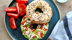 Bagel poulet, guacamole, tomates et oignon nouveau