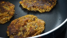 Galettes de quinoa aux légumes et aux œufs
