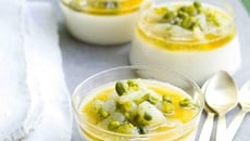Panna cotta au lait d'amande et poires au miel de Lavande