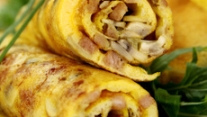 Omelette roulée aux lardons et champignons