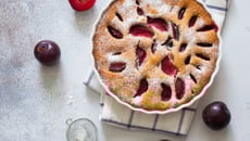 Gâteau moelleux aux prunes rouges