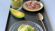 Cuillère apéritive mousse avocat et rillettes de St Jacques