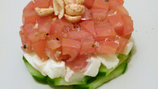 Tomates sur lit de mozzarella et concombre