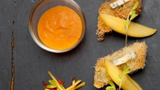 Bouchée de Kadaïf à la Fourme d'Ambert, "ketchup" mangue/poivron rouge