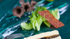 Fromage 'l'ortolan 1921' farci aux poires et trompettes fraîches, salade frisée et morteau