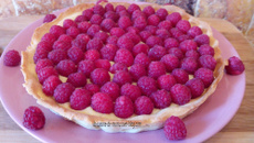 Tarte aux framboises sur sa crème diplomate