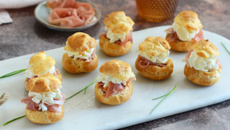 Choux au fromage fouetté et à la chiffonnade de jambon