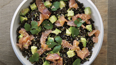 Avocat, saumon fumé et lentilles beluga-sésame