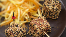 Cubes de Saumon écossais Label Rouge aux graines torréfiées, céleri et carotte croquante au curry
