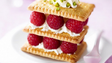 Le mille-feuilles de Petits Beurre aux framboises