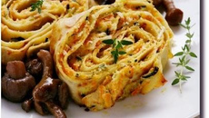 Roulade de crêpes aux courgettes, carottes, sauce et ricotta avec petits champignons pour bento