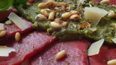 Carpaccio de bœuf et son pesto de basilic frais au pignon de pin et parmesan