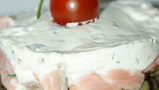 Tartare de saumon d'écosse sur lit de lentilles vertes du Puy parfumé à l'huile de noisette