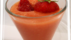 Smoothie fraise-framboise-pêche jaune